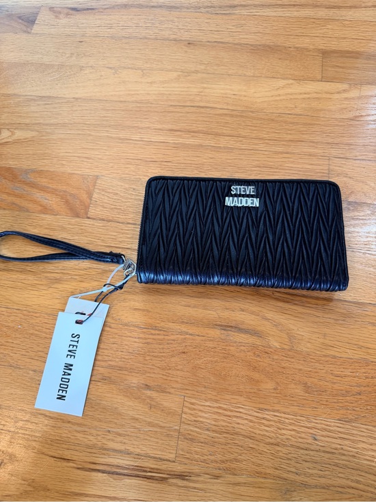 Steve Madden Handbags - Steve Madden Black Quilted Wristlet Card Holder with Logo